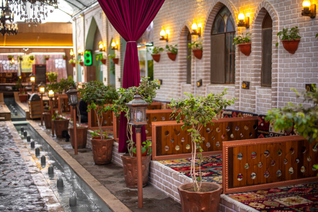photo 2025 08 30 09 53 24 1024x683 - مجموعه رستوران سفره خانه و گلابگیری سنتی سروی کاشان